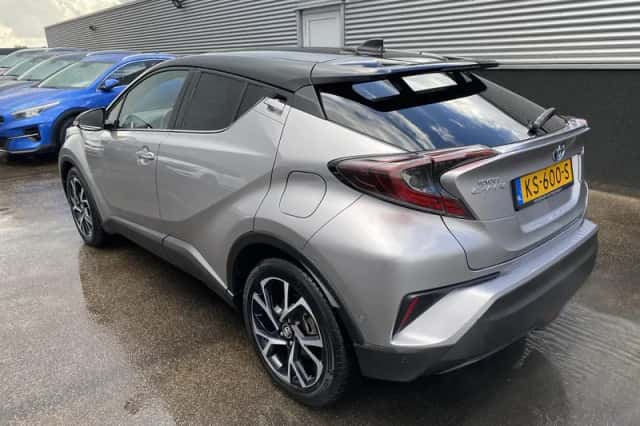 Toyota C-HR (2016) thumbnail 5