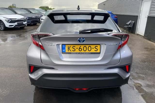 Toyota C-HR (2016) thumbnail 6
