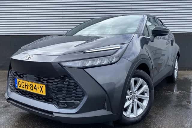 Toyota C-HR (2024) thumbnail 2