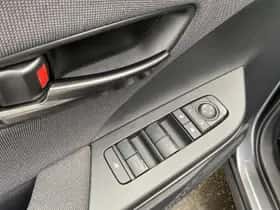 Toyota C-HR (2024) thumbnail 42