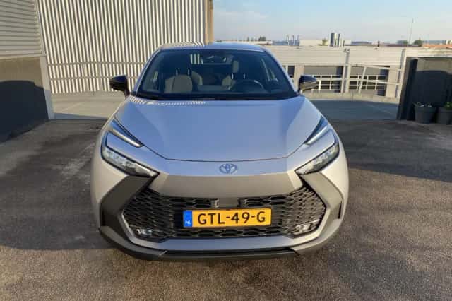 Toyota C-HR (2024) thumbnail 2