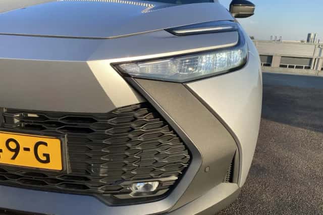 Toyota C-HR (2024) thumbnail 3