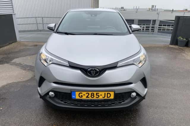 Toyota C-HR (2019) thumbnail 4