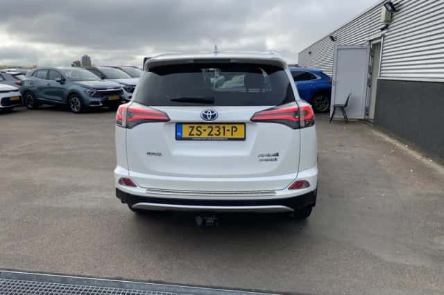 Toyota RAV4 (2016) thumbnail 6