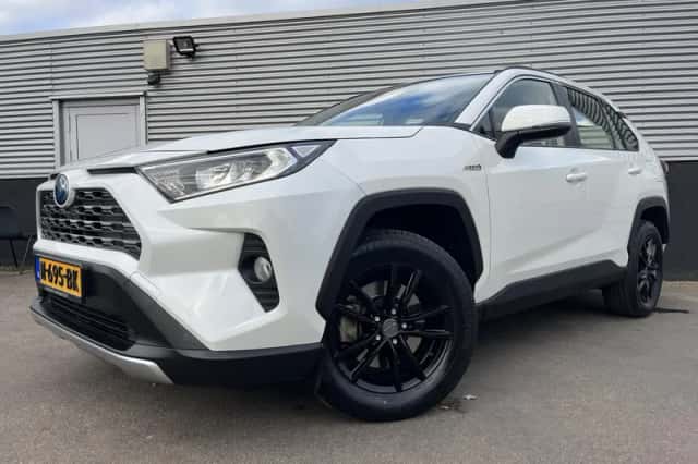 Toyota RAV4 (2021) thumbnail 2