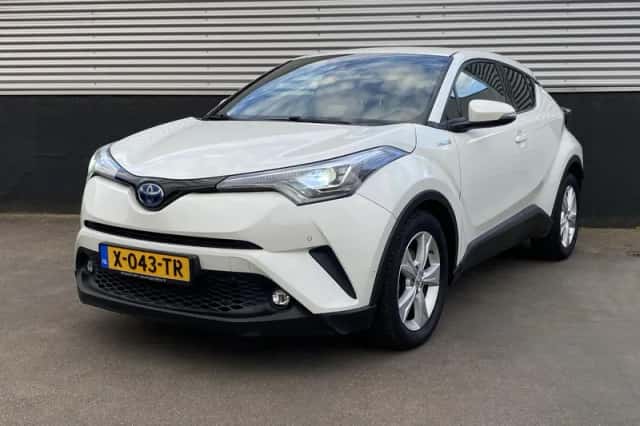 Toyota C-HR (2018) thumbnail 2