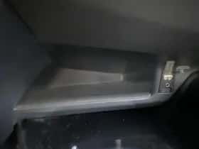 Toyota C-HR (2018) thumbnail 36