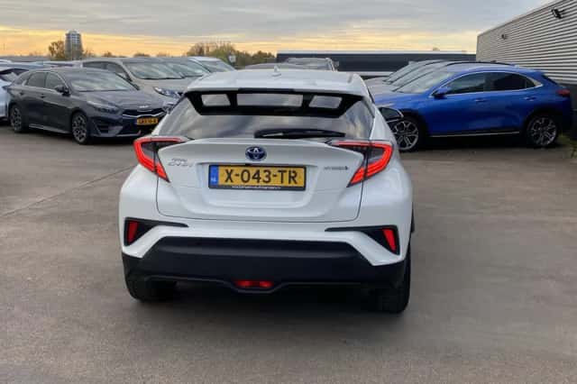 Toyota C-HR (2018) thumbnail 6