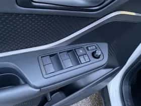 Toyota C-HR (2023) thumbnail 16