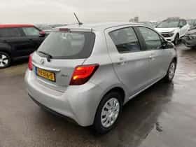 Toyota Yaris (2016) thumbnail 12