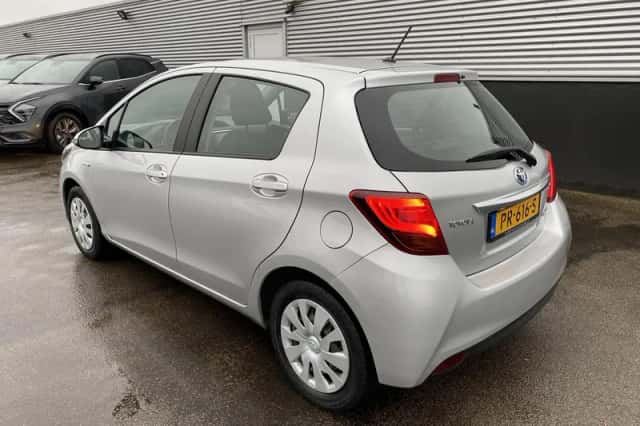 Toyota Yaris (2016) thumbnail 5