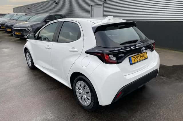 Toyota Yaris (2023) thumbnail 4