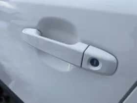 Toyota C-HR (2019) thumbnail 18