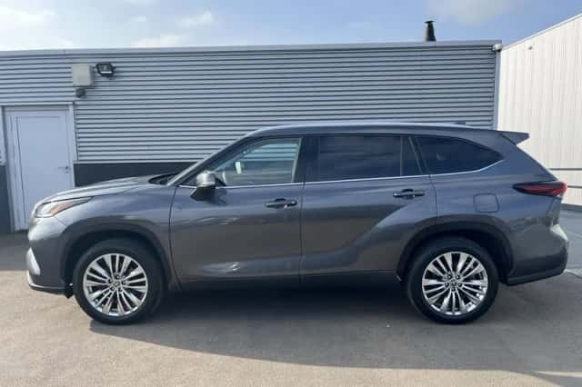 Toyota Highlander (2024) thumbnail 3
