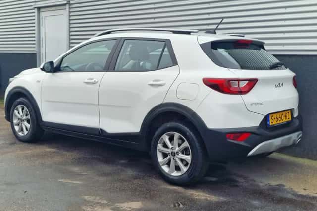 Kia Stonic (2023) thumbnail 3