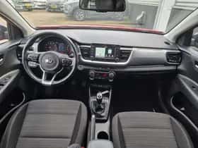 Kia Stonic (2019) thumbnail 15
