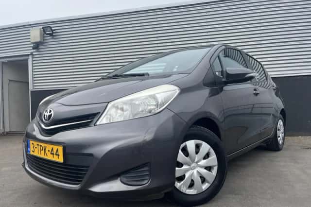 Toyota Yaris (2014) thumbnail 2