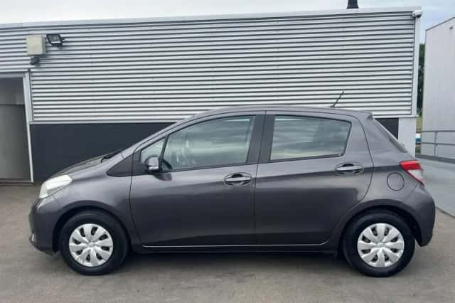 Toyota Yaris (2014) thumbnail 3