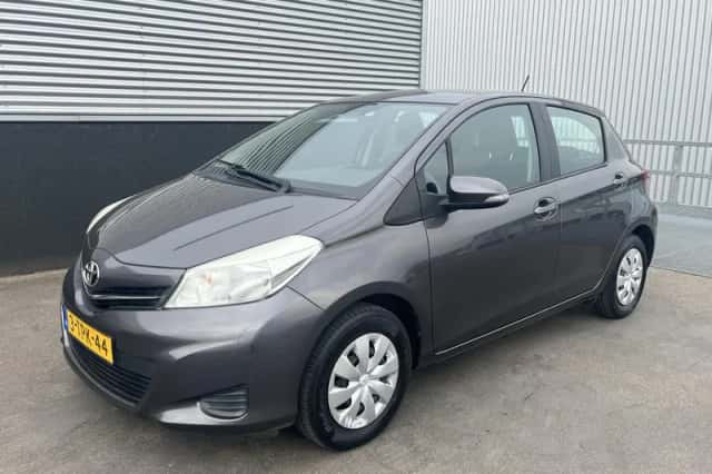 Toyota Yaris (2014) thumbnail 4