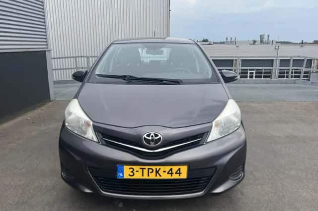 Toyota Yaris (2014) thumbnail 5