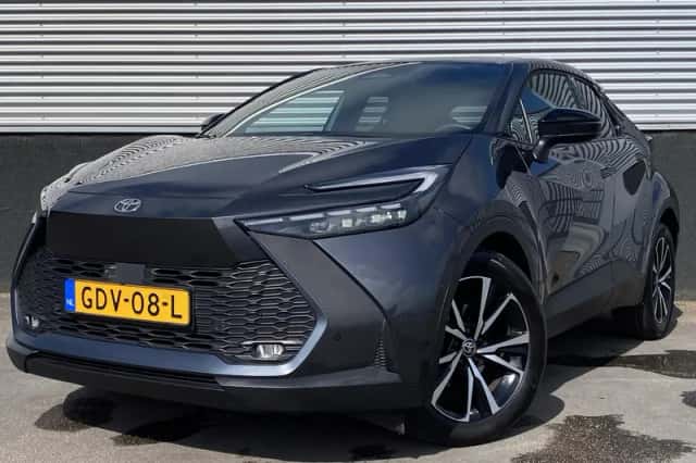 Toyota C-HR (2024) thumbnail 2