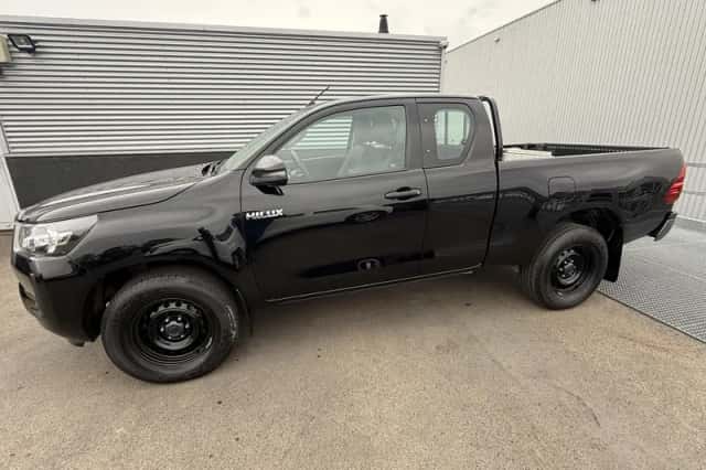 Toyota Hilux (2021) thumbnail 4