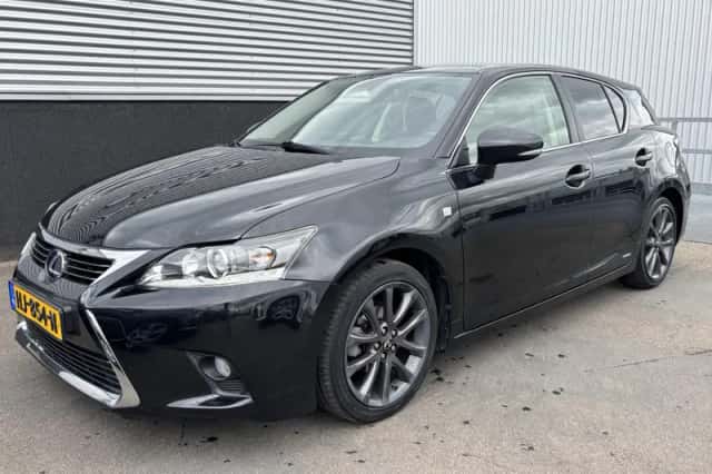 Lexus CT (2015) thumbnail 4