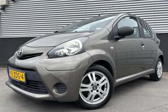 Toyota Aygo (2012) thumbnail 2