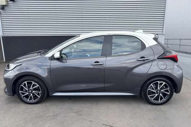 Toyota Yaris (2021) thumbnail 3