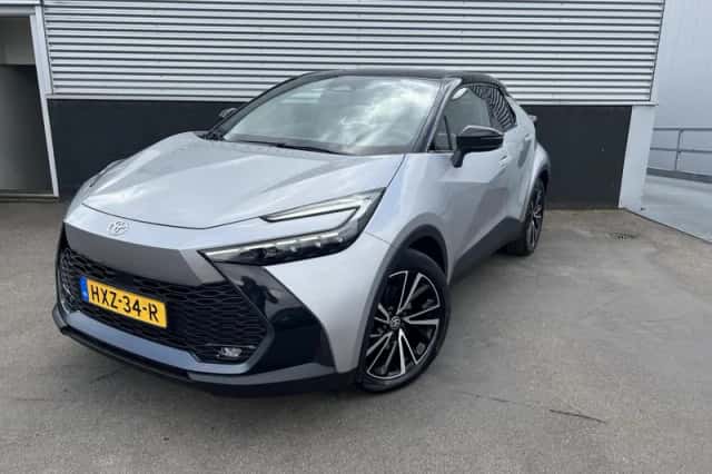 Toyota C-HR (2025) thumbnail 2