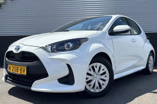 Toyota Yaris (2021) thumbnail 2