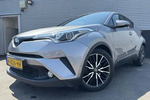 Toyota C-HR (2018) thumbnail 2
