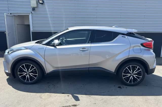 Toyota C-HR (2018) thumbnail 3
