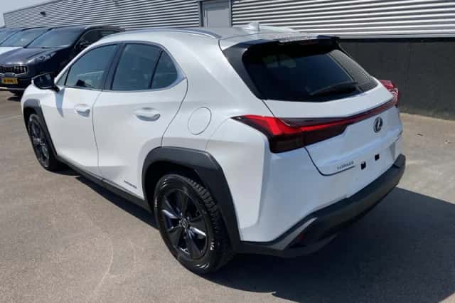 Lexus UX (2022) thumbnail 3