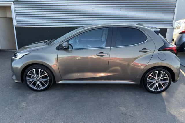 Toyota Yaris (2023) thumbnail 3