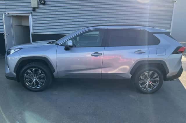 Toyota RAV4 (2022) thumbnail 2