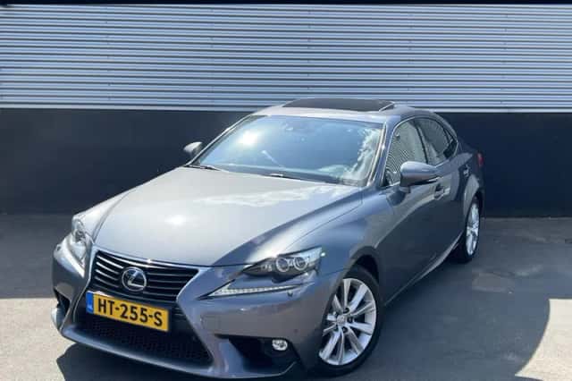Lexus IS (2015) thumbnail 1
