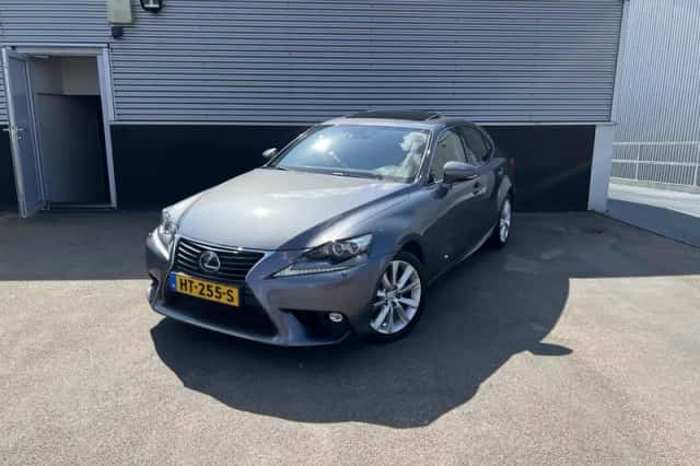 Lexus IS (2015) thumbnail 2