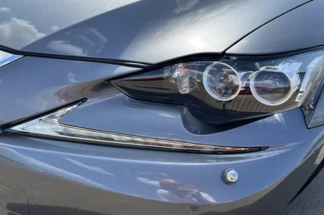 Lexus IS (2015) thumbnail 3