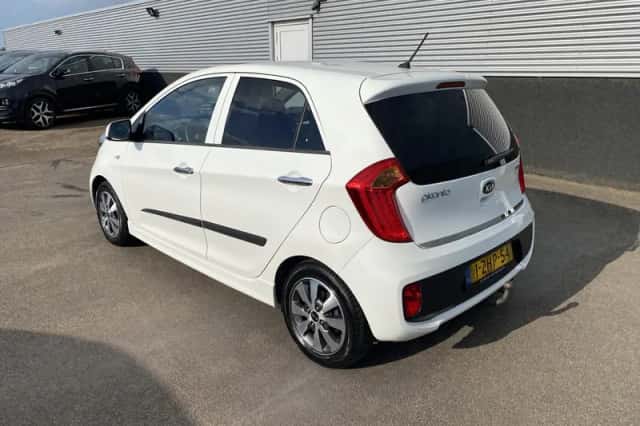Kia Picanto (2015) thumbnail 5