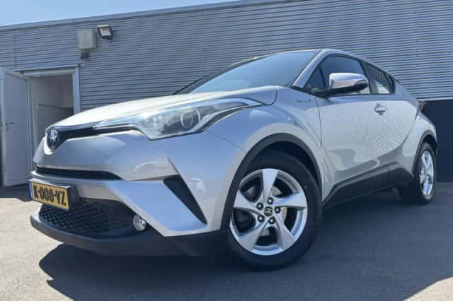 Toyota C-HR (2017) thumbnail 2