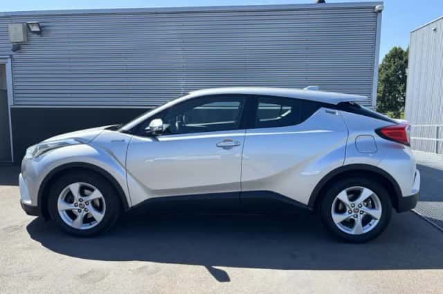 Toyota C-HR (2017) thumbnail 3