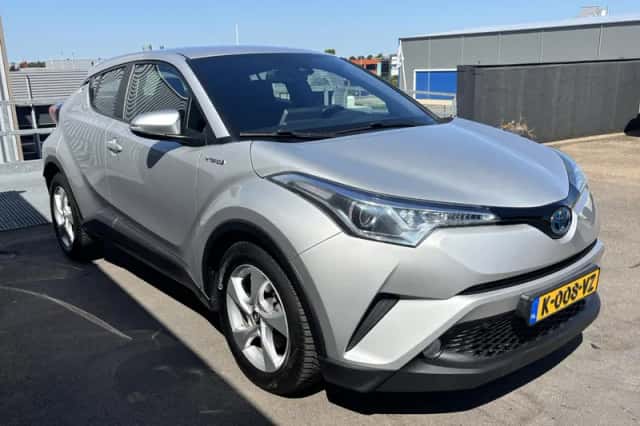 Toyota C-HR (2017) thumbnail 6