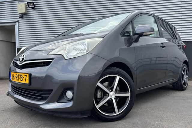 Toyota Verso-S (2011) thumbnail 2