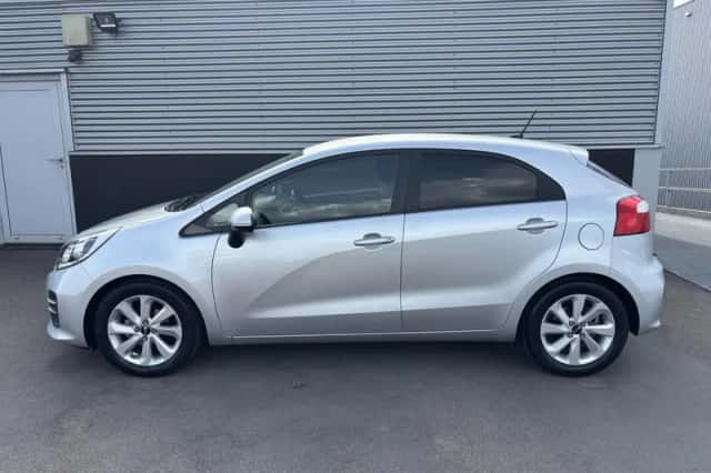Kia Rio (2015) thumbnail 3