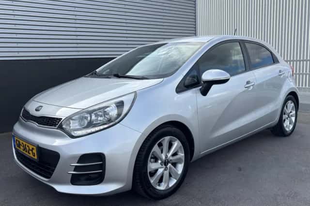 Kia Rio (2015) thumbnail 4