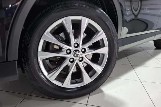Toyota RAV4 (2017) thumbnail 3