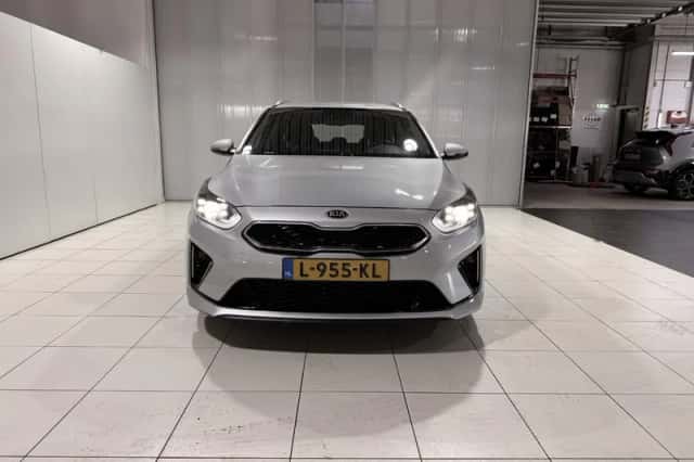 Kia Ceed Sportswagon (2021) thumbnail 2