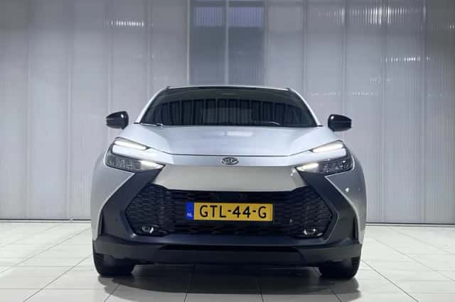 Toyota C-HR (2024) thumbnail 2