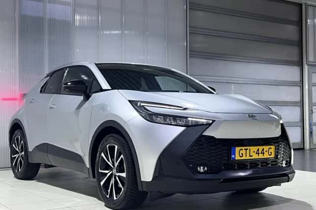 Toyota C-HR (2024) thumbnail 3